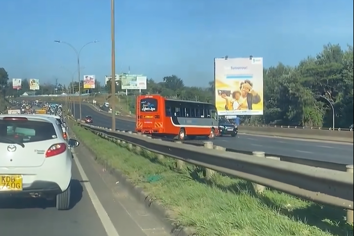 A super metro bus captured violating traffic rules along Thika Superhighway