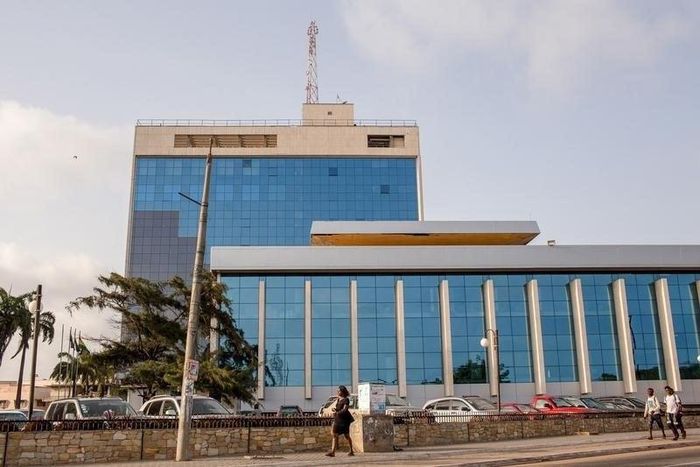 Pedestrians walk in front of Ghana's central bank building in Accra, Ghana, November 16, 2015.   REUTERS/Francis Kokoroko