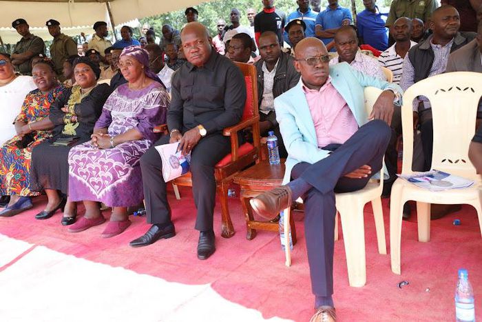 Khalwale in another dramatic clash with Governor Fernandes Barasa in Kakamega