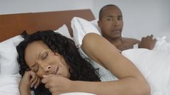 Woman crying in bed(MumsVillage)