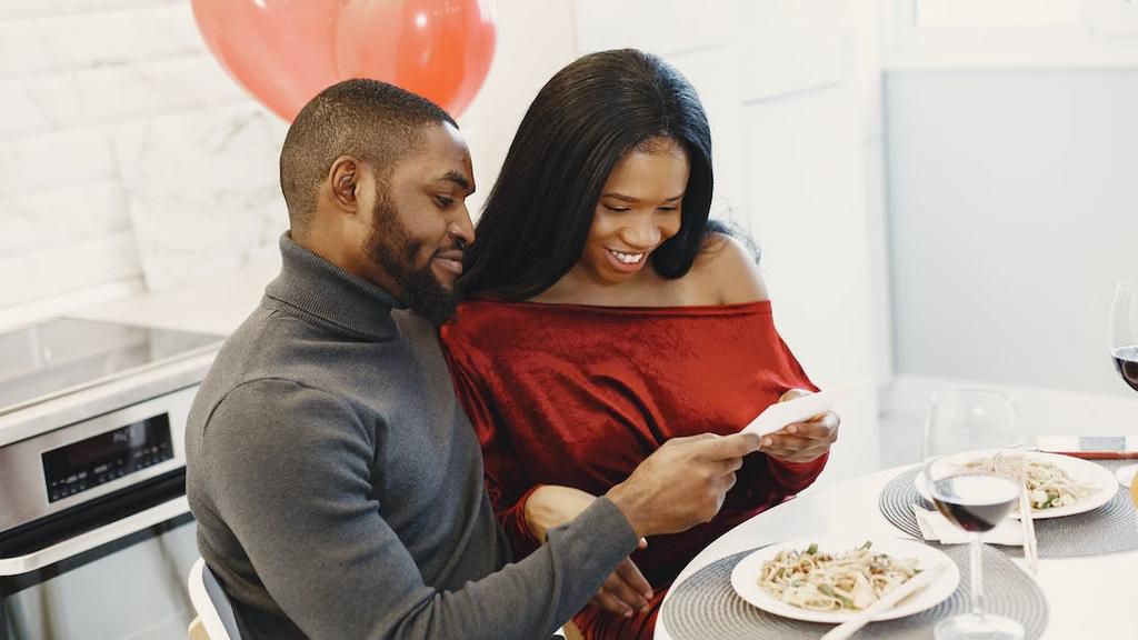 Couple at a table during a romantic dinner [Image: Gustavo Fring]