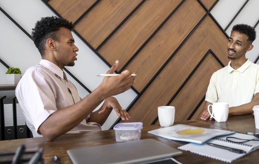 Side view of men chatting/Image by freepik