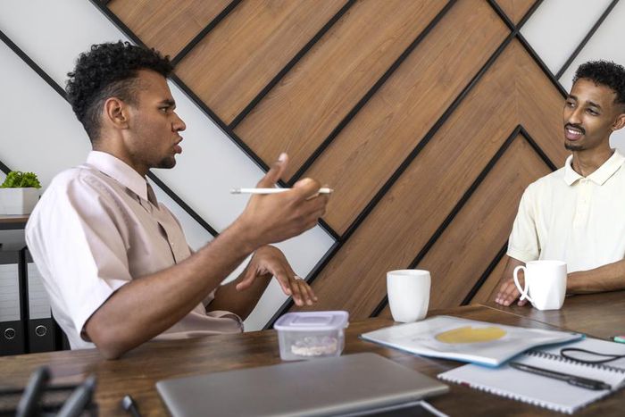 Side view of men chatting/Image by freepik