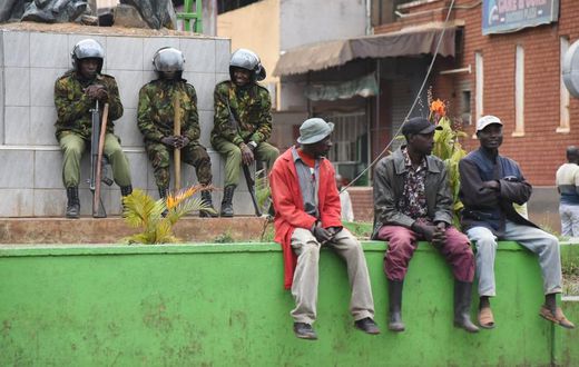 Ant-riot police and members of the public at a street in Kisii town