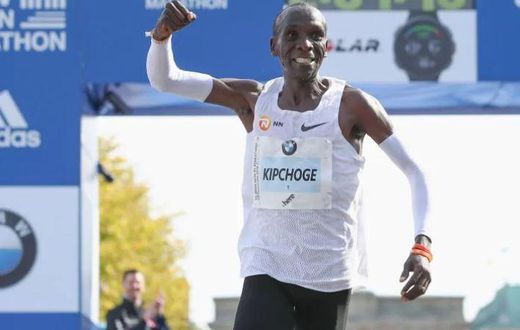 Eliud Kipchoge breaks marathon record in Berlin