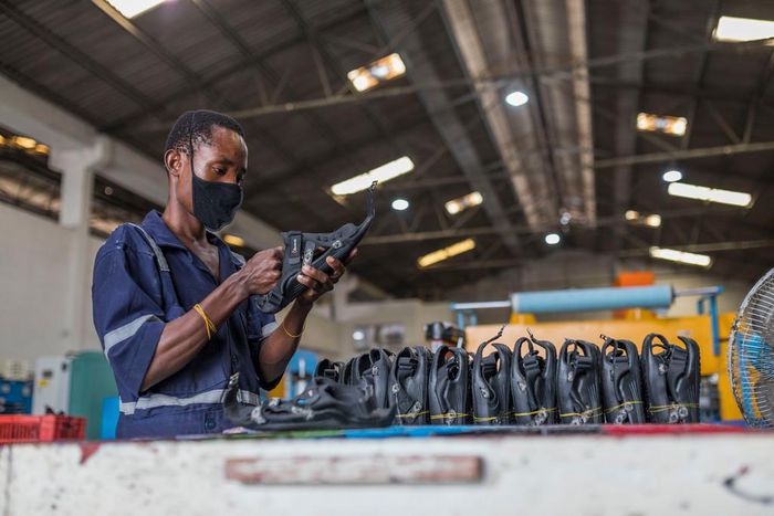 Shoes that expand to fit wearer's foot