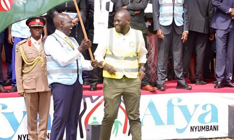 President William Ruto and Nairobi Governor Johnson Sakaja commissioning kits for community health promoters on September 25, 2023