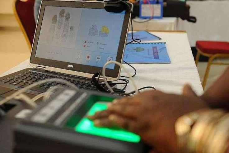 A voter's biometric being collected during an IEBC registration process (Twitter)