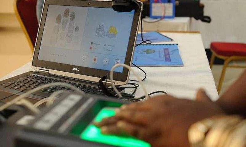 A voter's biometric being collected during an IEBC registration process (Twitter)