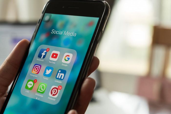 social media apps facebookk whatsapp instagram