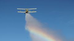 Plane dumping fuel