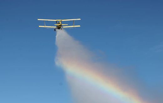 Plane dumping fuel