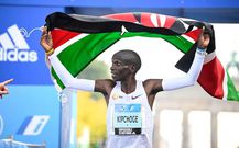 Eliud Kipchoge breaks marathon record in Berlin