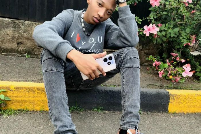 Trio Mio robbed at gunpoint, thieves get away with valuables