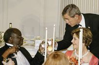 Former President George W. Bush toasts visiting former President Mwai Kibaki at a special White House state dinner in 2003