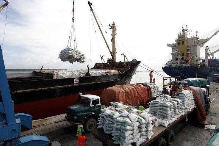 Kenyan port workers load relief food to a Somalia-bound ship at the Kenyan port of Mombasa, October 10 2011 . REUTERS/Joseph Okanga