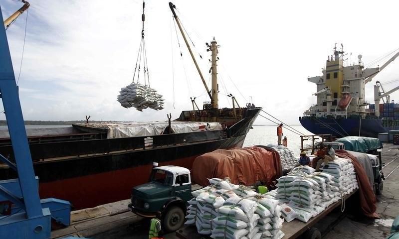 Kenyan port workers load relief food to a Somalia-bound ship at the Kenyan port of Mombasa, October 10 2011 . REUTERS/Joseph Okanga