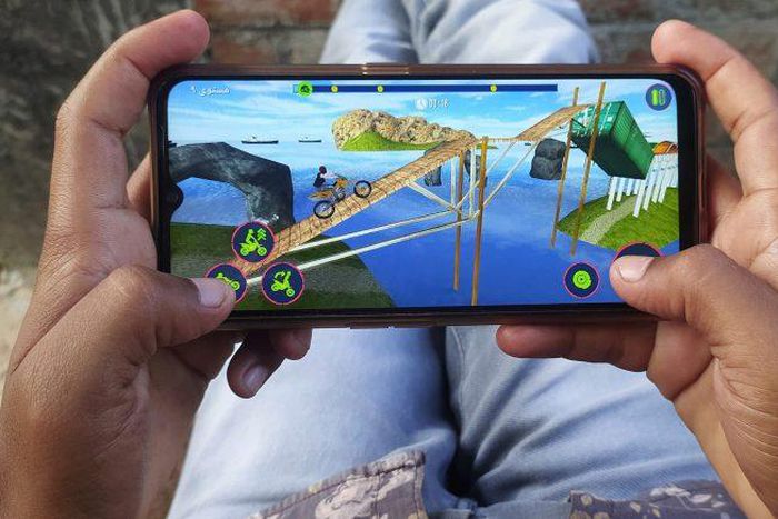 Online gaming playing in a mobile