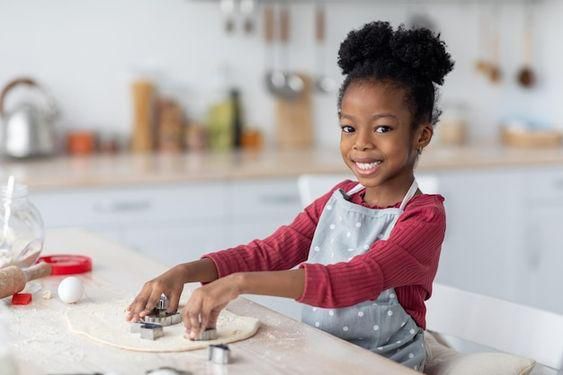 Encourage your children to join you in the kitchen [Freepik]
