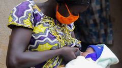 Image of a Kenyan mother breastfeeding her child (UNICEF Kenya)