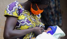 Image of a Kenyan mother breastfeeding her child (UNICEF Kenya)