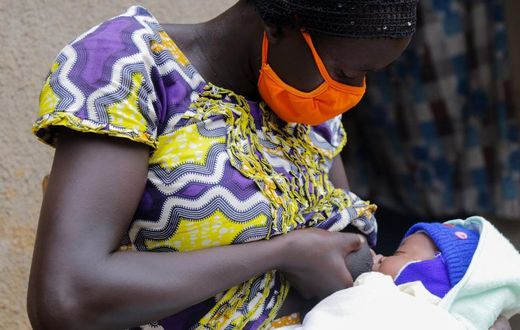Image of a Kenyan mother breastfeeding her child (UNICEF Kenya)