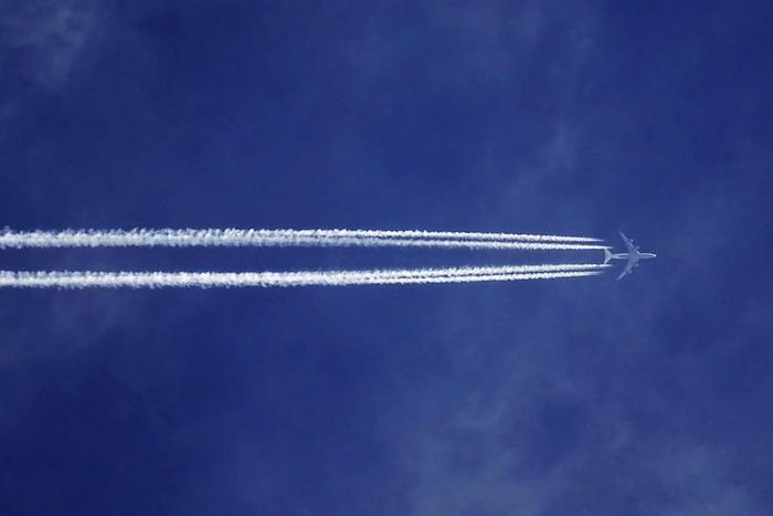 Bottom view of plane with contrail [Credit: SevenStorm JUHASZIMRUS]
