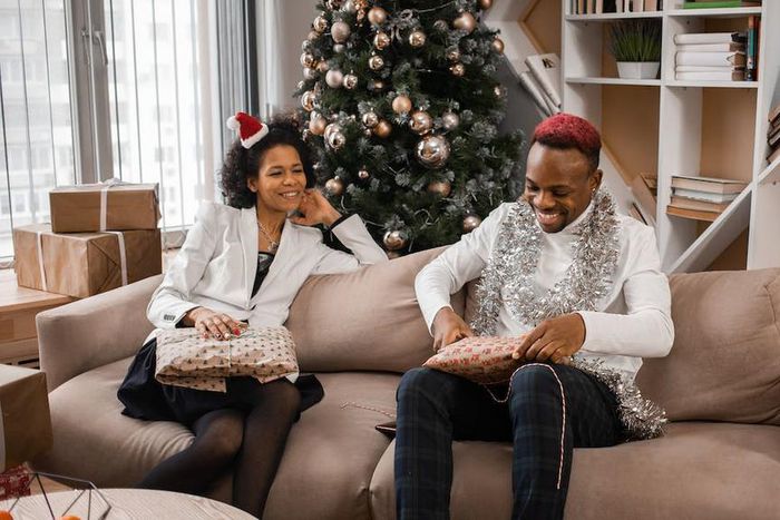 A couple enjoying time together at Christmas [Credit: Ekaterina Bolovtsova]