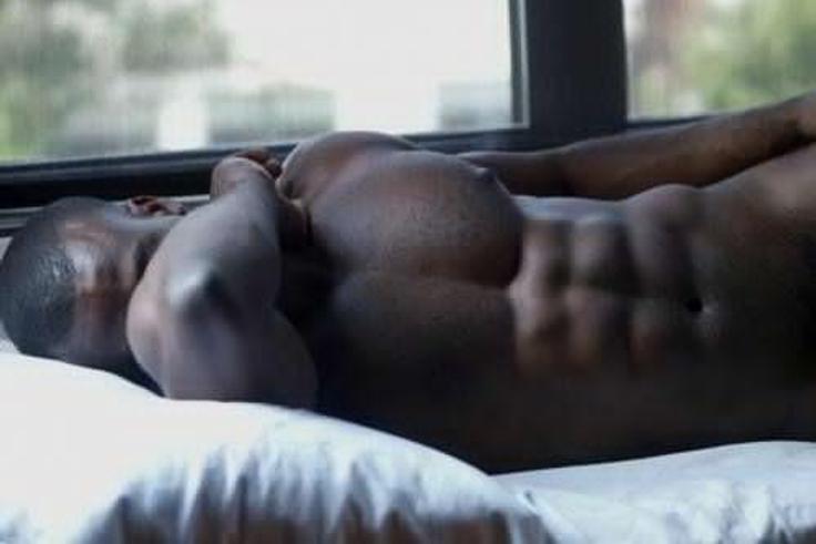 ___9108002___2018___11___15___14___black-man-sleeping-naked-1