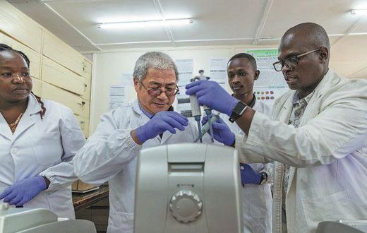 Liu Gaoqiong (second from left), a professor at Nanjing Agricultural University, conducts experiments with his students at the Kenya-China Joint Laboratory for Crop Molecular Biology at Egerton University. Photo credits: China Daily