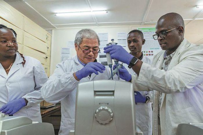 Liu Gaoqiong (second from left), a professor at Nanjing Agricultural University, conducts experiments with his students at the Kenya-China Joint Laboratory for Crop Molecular Biology at Egerton University. Photo credits: China Daily