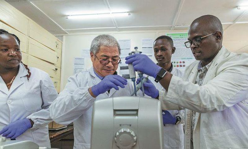 Liu Gaoqiong (second from left), a professor at Nanjing Agricultural University, conducts experiments with his students at the Kenya-China Joint Laboratory for Crop Molecular Biology at Egerton University. Photo credits: China Daily