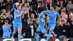 Manchester City midfielder Kevin De Bruyne (L) celebrates scoring against Wycombe