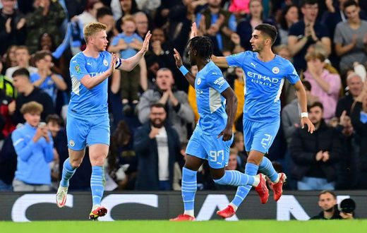Manchester City midfielder Kevin De Bruyne (L) celebrates scoring against Wycombe