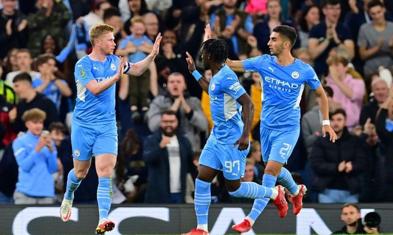 Manchester City midfielder Kevin De Bruyne (L) celebrates scoring against Wycombe