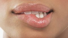 5 home remedies for soft pink lips [Credit: Lopolics]