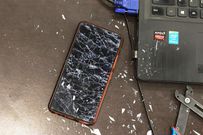 A broken phone screen - 4 best ways to protect your mobile screen from breaking