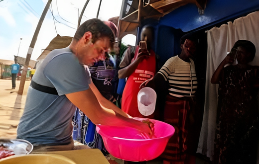 YouTuber Kino in Kibera Kibandaski