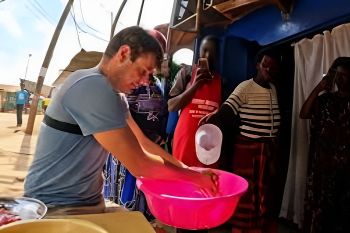 YouTuber Kino in Kibera Kibandaski