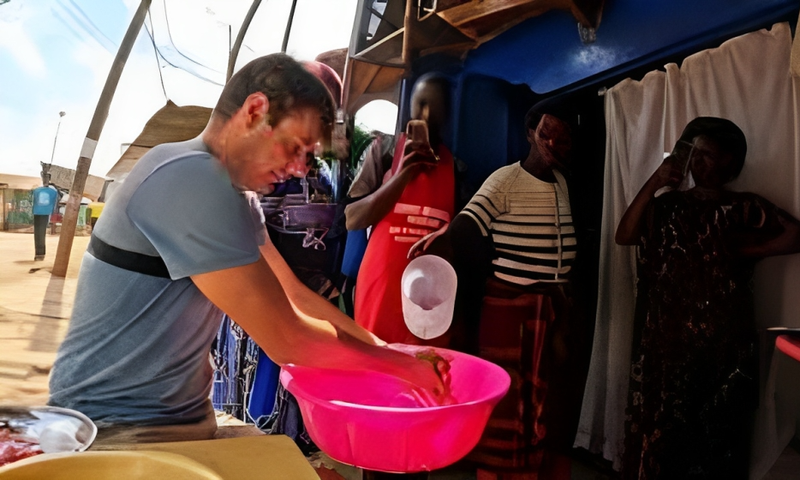 YouTuber Kino in Kibera Kibandaski