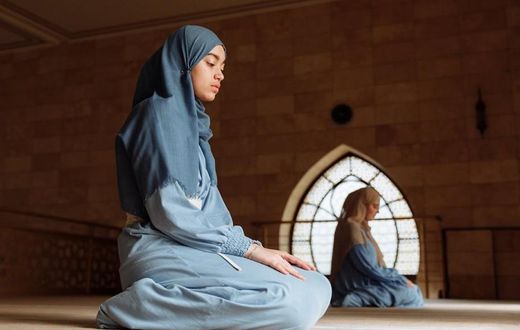 A Muslim woman during prayer time [Image Credit: Thirdman]