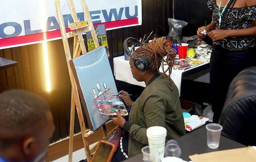 Lola Mewu painting [Instagram/lolamewu]