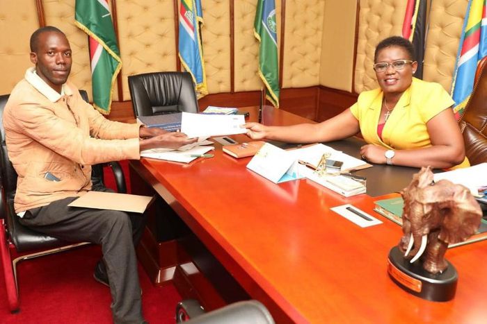 Samuel Meeme who went viral after hitting the streets with a placard appealing for a job meets. Meru Governor Kawira Mwangaza  on Friday, January 27. The Governor offered him a job after 9 years of tarmacking