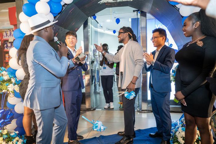 Its Official! TECNO team led by CAMON 20 Brand Ambassador, Nyashinski cut a ribbon to commemorate the official opening of the new TECNO Exclusive Store at the Garden City Mall