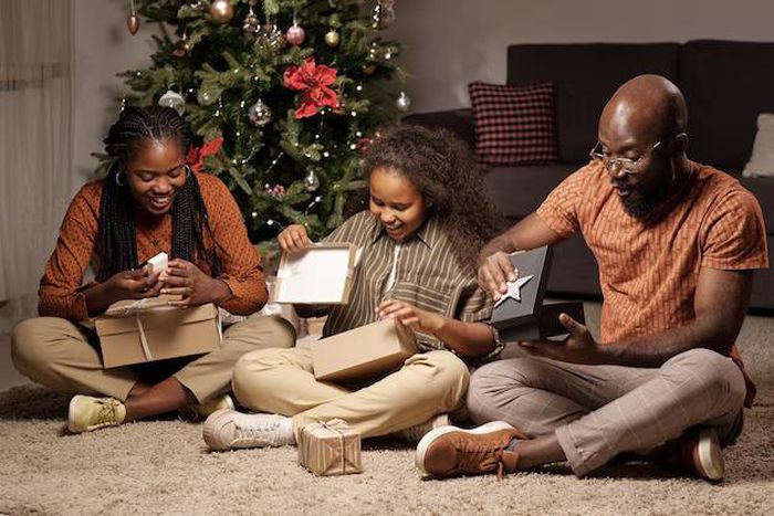 A Black family during Christmas [Freepik]