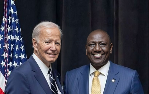 File image of US President Joe Biden (L) and Kenya’s President William Ruto posing for a picture.