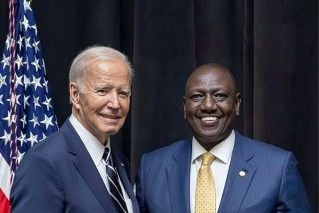 File image of US President Joe Biden (L) and Kenya’s President William Ruto posing for a picture.