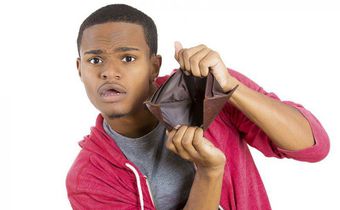 Man holding empty wallet(Twitter)