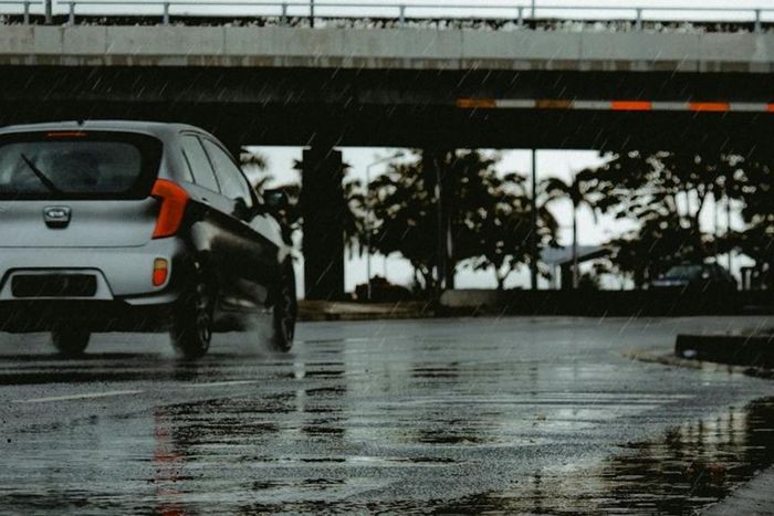 Silver car driving on a wet road [Image Credit: Eddy Silva Official]