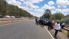 Kenyans gather along Eastern Bypass which borders Kenyatta family farm, Northlands